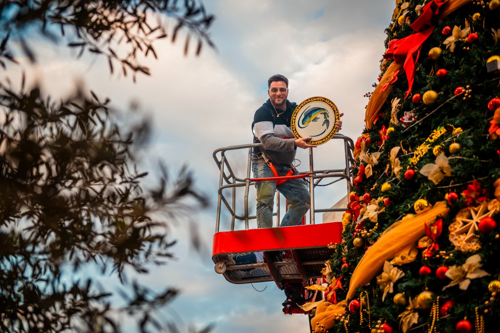 Lampuka plate being installed on Malta National Christmas Tree 2025